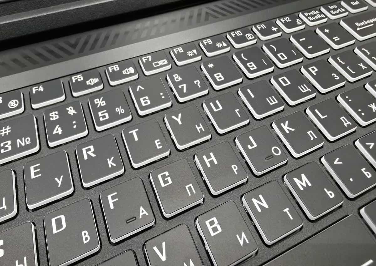 Почему нельзя протирать глянцевый экран ноутбука спиртовыми антисептиками: как не сжечь покрытие ноутбук