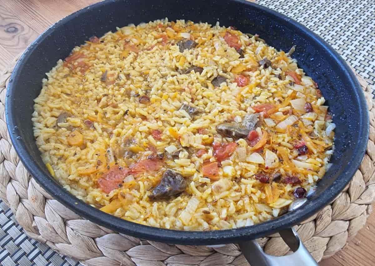 Пресный плов из рассыпчатого риса: лавровый лист виноват в отсутствии вкуса плов в сковородке