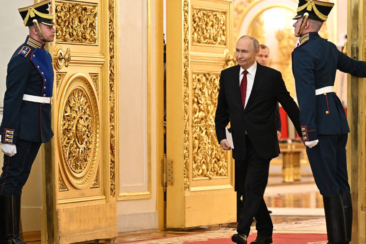 Путин отметил вклад Сокурова в мировое киноискусство в честь его 75-летия Владимир Путин