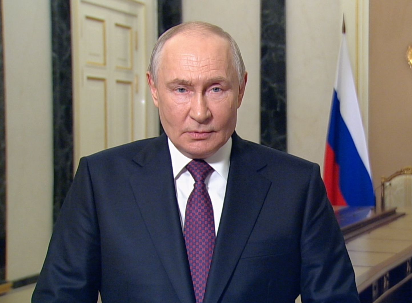 Путин: эксперты, а не чиновники, должны задавать вектор развития русского языка Владимир Путин