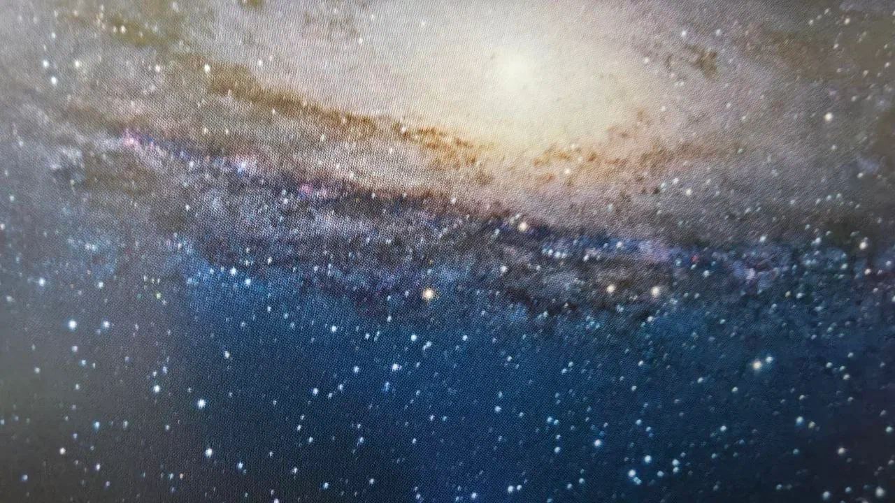 Астрономы нашли галактику MXDFz4.4 которая могла рассеивать первичный космический туман звездное небо