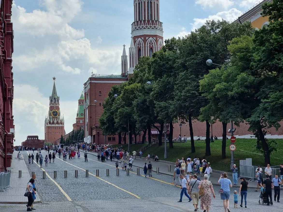 Ученые зафиксировали рекордный рост продолжительности жизни в России за 25 лет Красная площадь