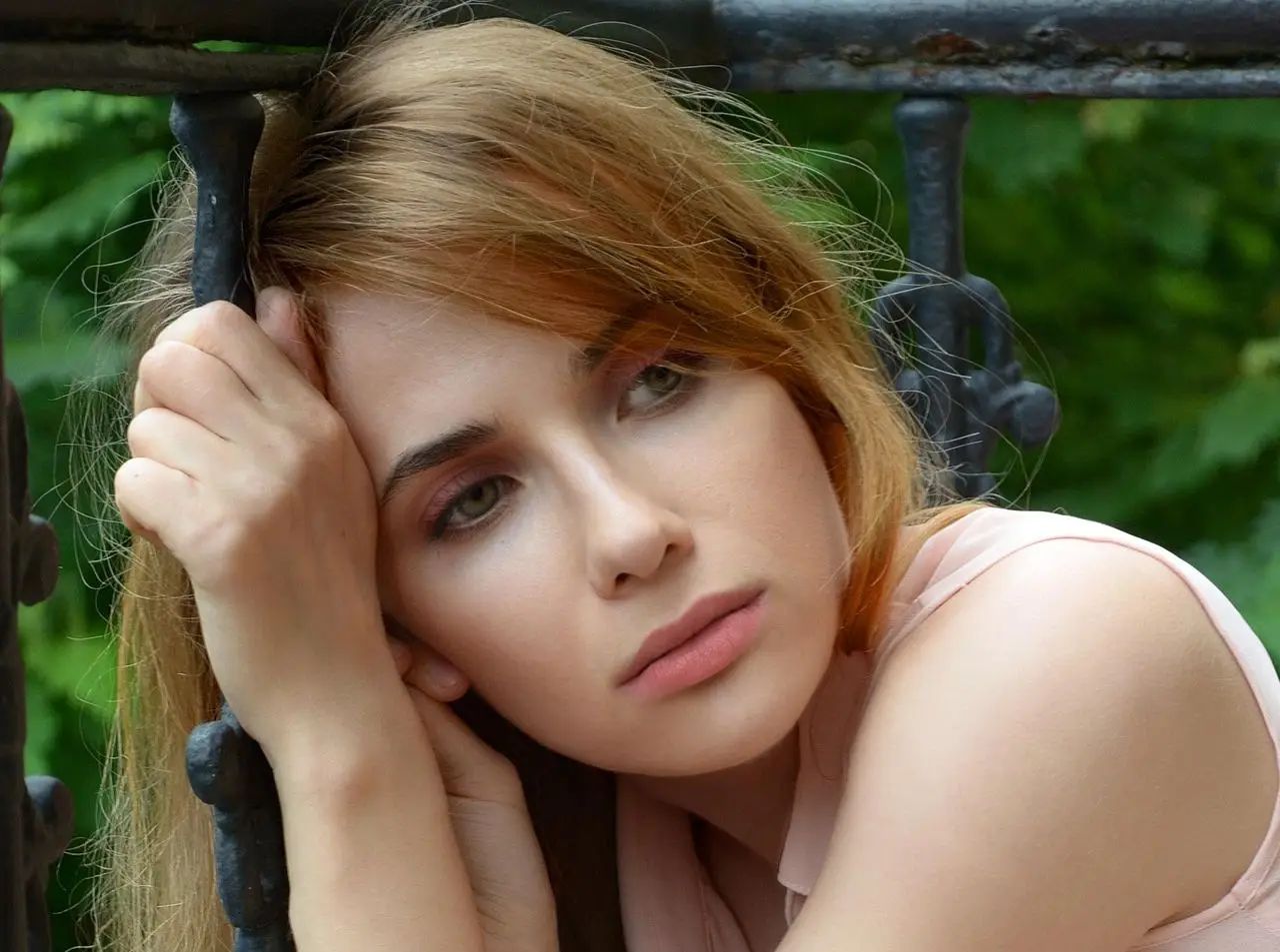 «У нас нет денег»: жена годами экономила на себе, а муж тратил на дорогую рыбалку и новый телефон молодая женщина