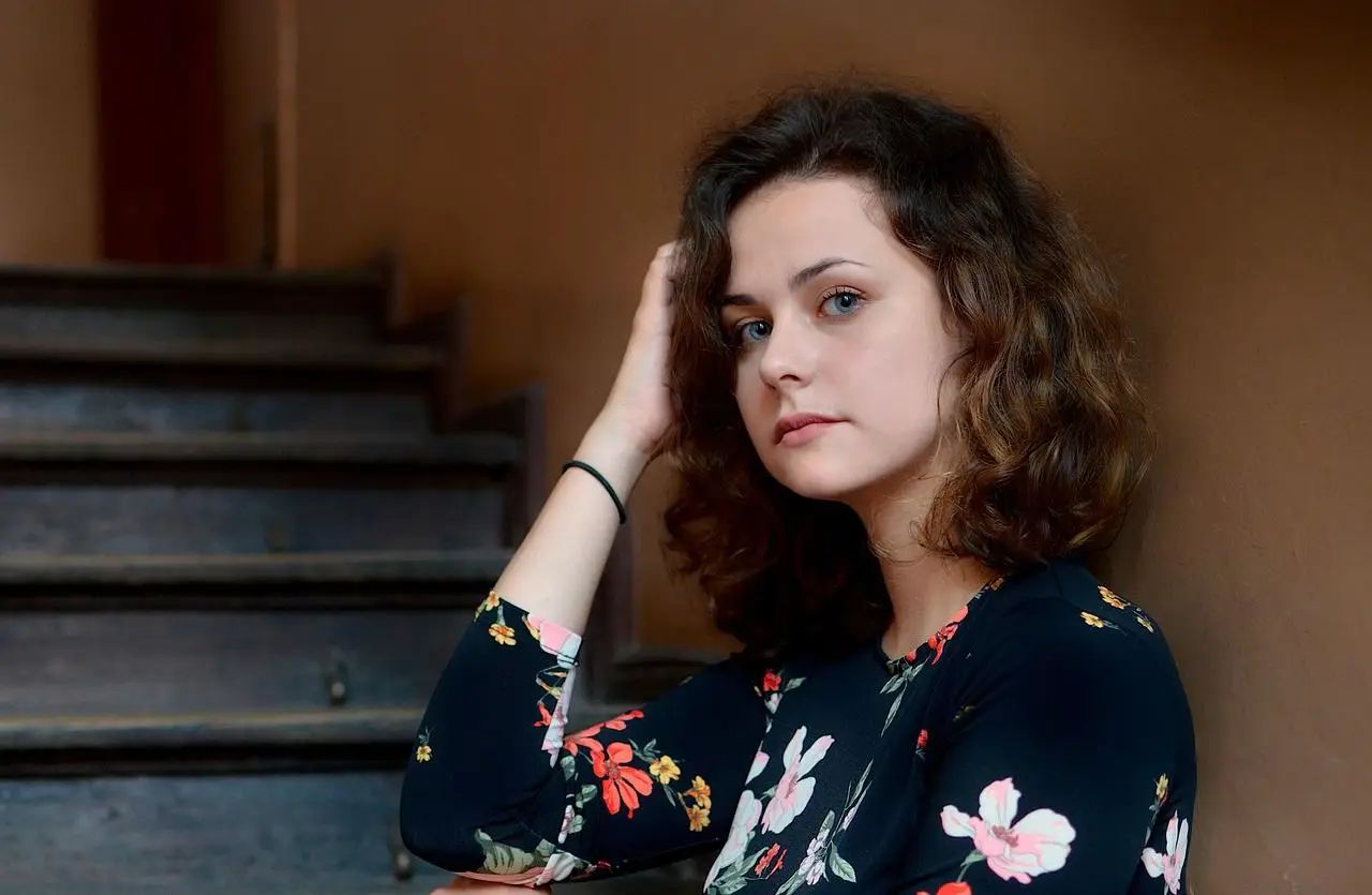 Родители всегда любили старшего сына, а от нее ждали только денег: похоронив отца, женщина открыла горькую правду о нелюбимых детях молодая женщина