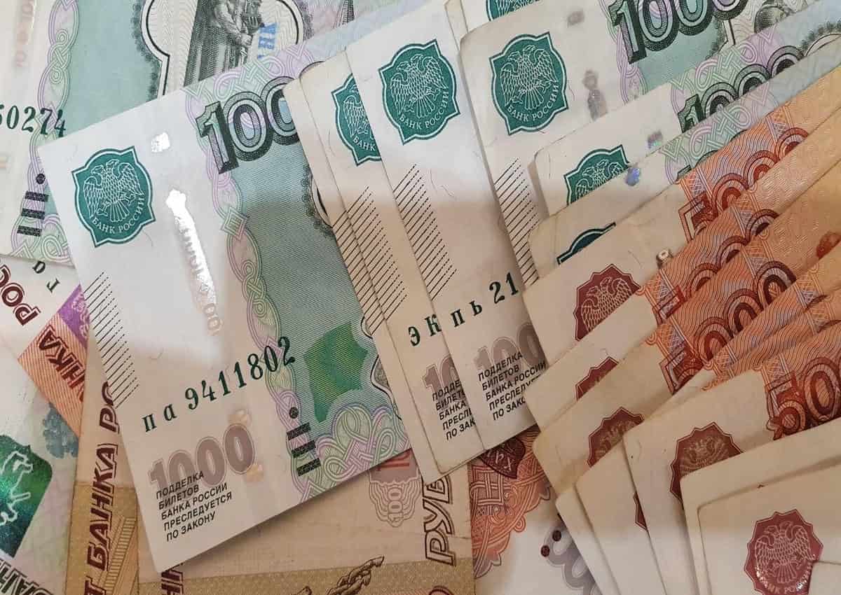 Деньги или любовь: почему кошелёк становится третьим лишним российский рубль