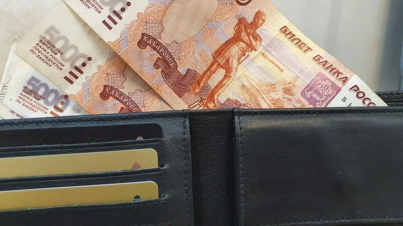Частные детективы стали лидерами по росту зарплат в мае российский рубль