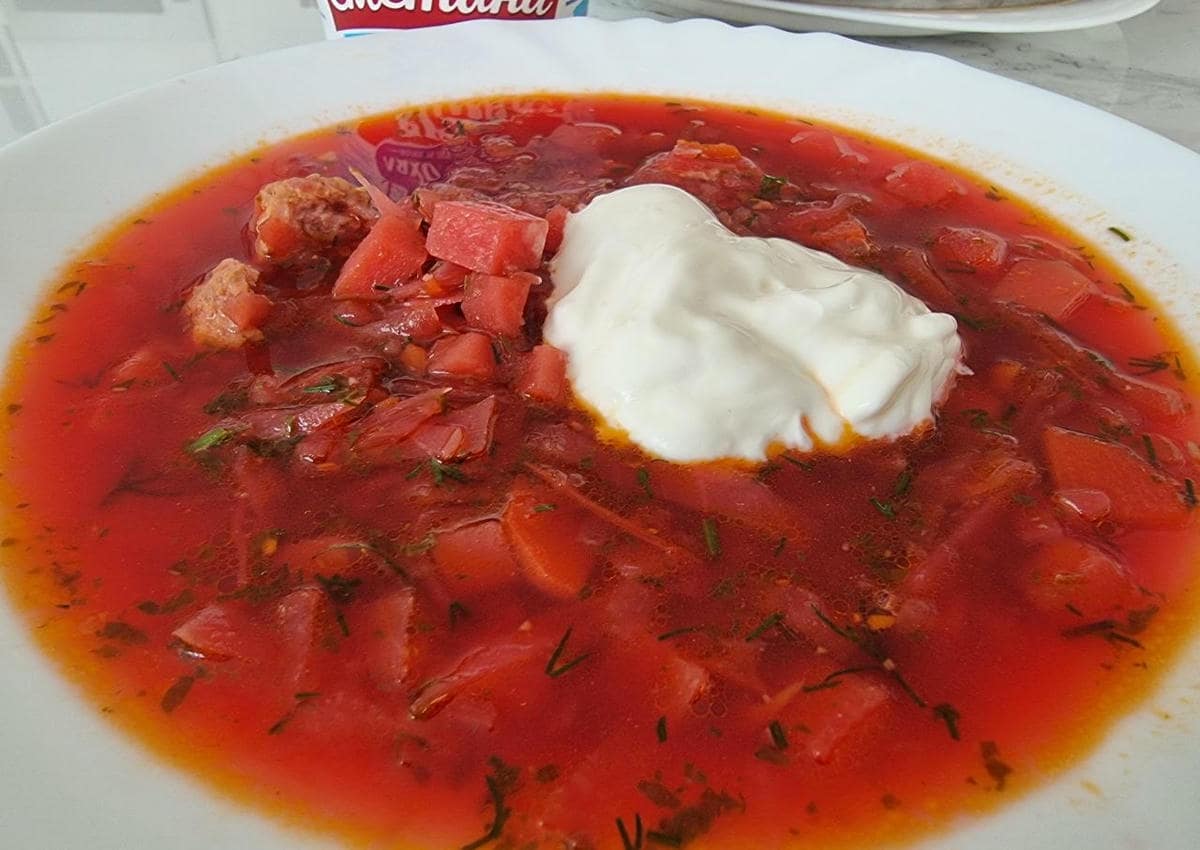Борщ, как у бабушки: почему он бледный и как сделать насыщенный красный суп в тарелке