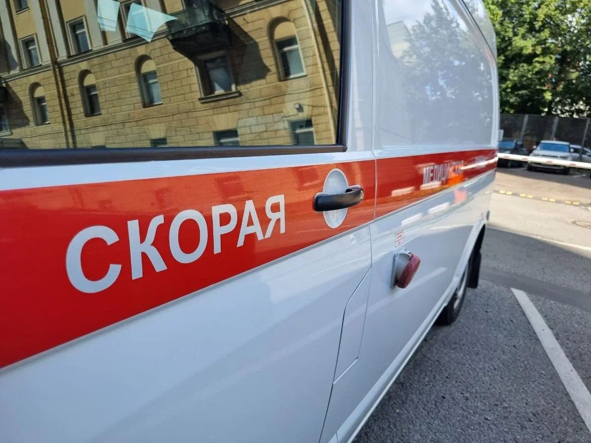 Вернул сумочку и получил удар ножницами: пьяная девушка напала на прохожего у метро в Петербурге скорая помощь