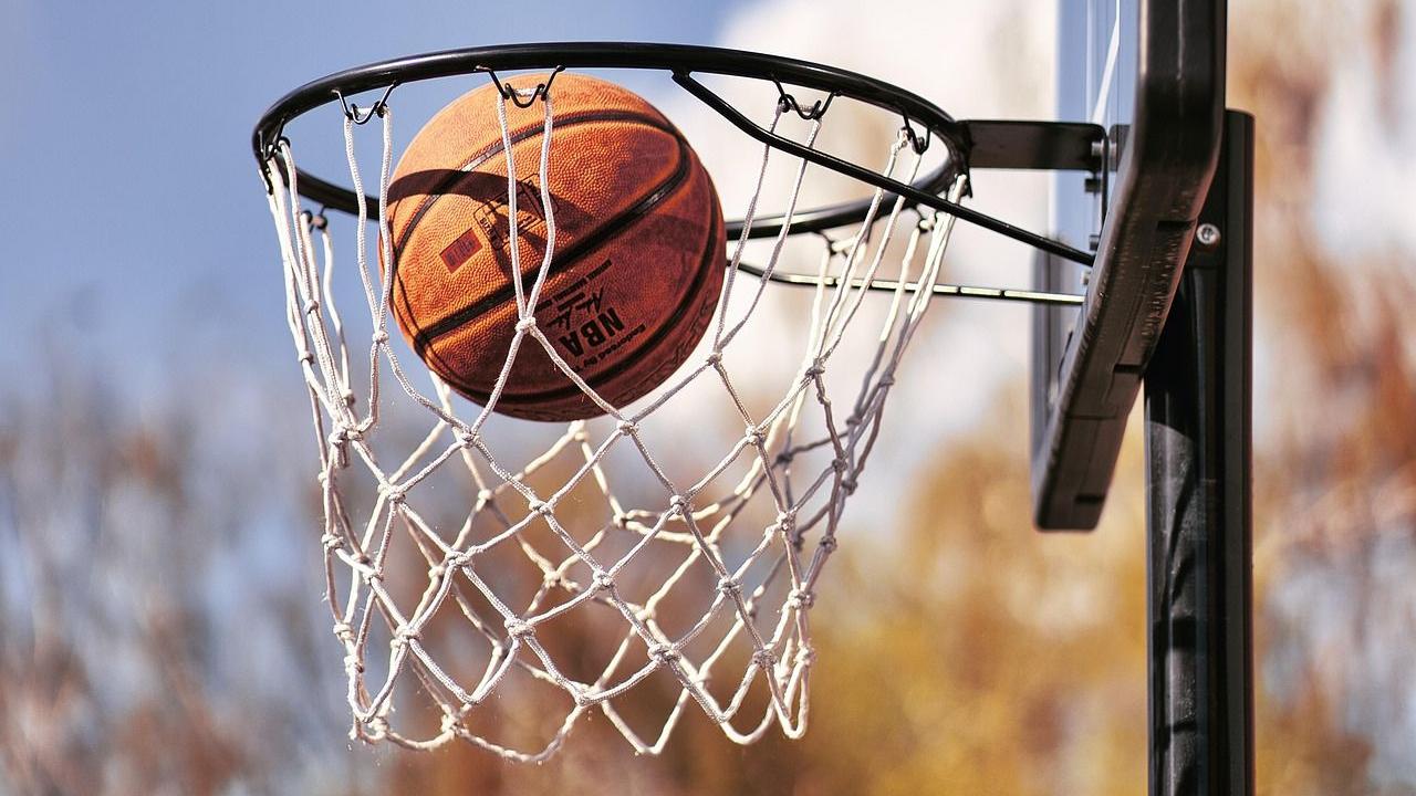 Кантер Фридом подал заявку в WNBA через правило инклюзивности: профсоюз игроков против баскетбольный мяч