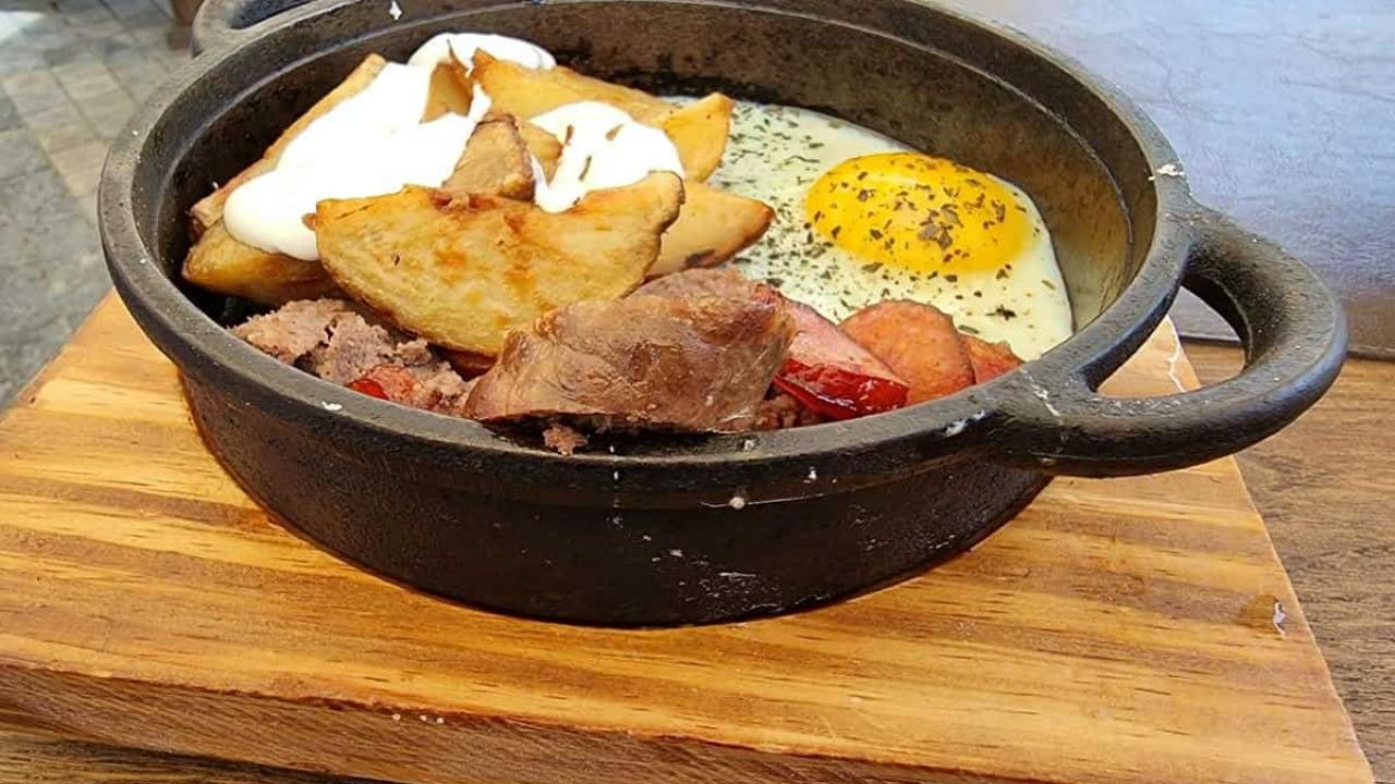 Картошка с мясом в кастрюле: 1 рецепт, 3 ошибки, превращающие его в суп или кашу еда в сковородке