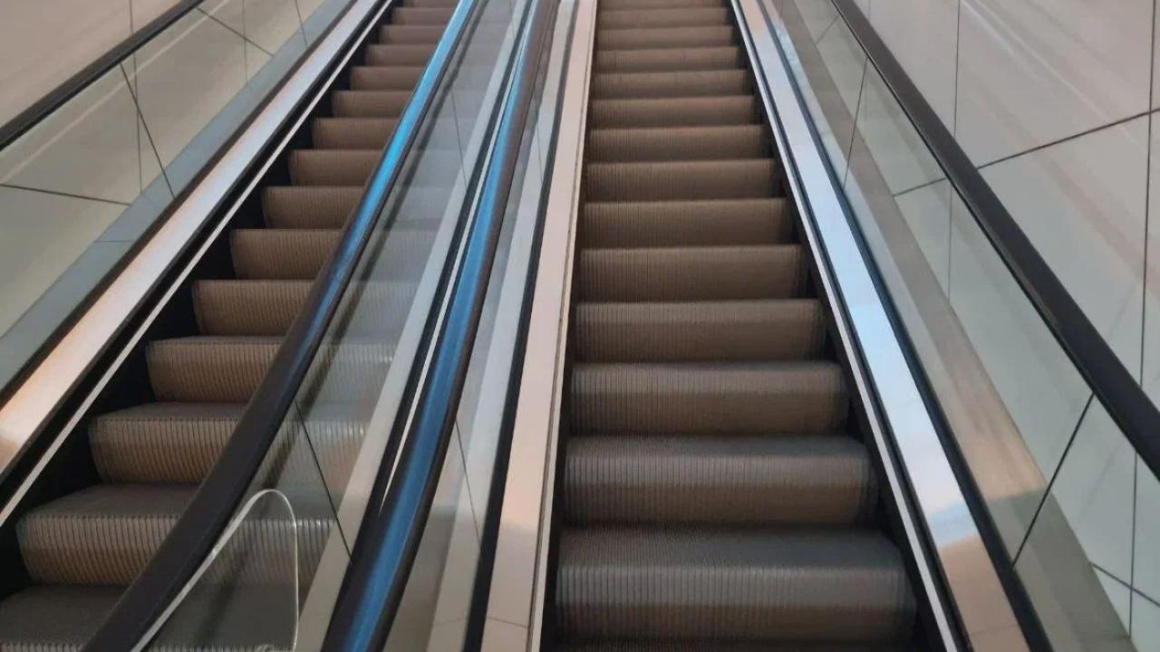 Ночная авария в метро Нью-Йорка заперла в вагонах почти 700 человек эскалатор метро