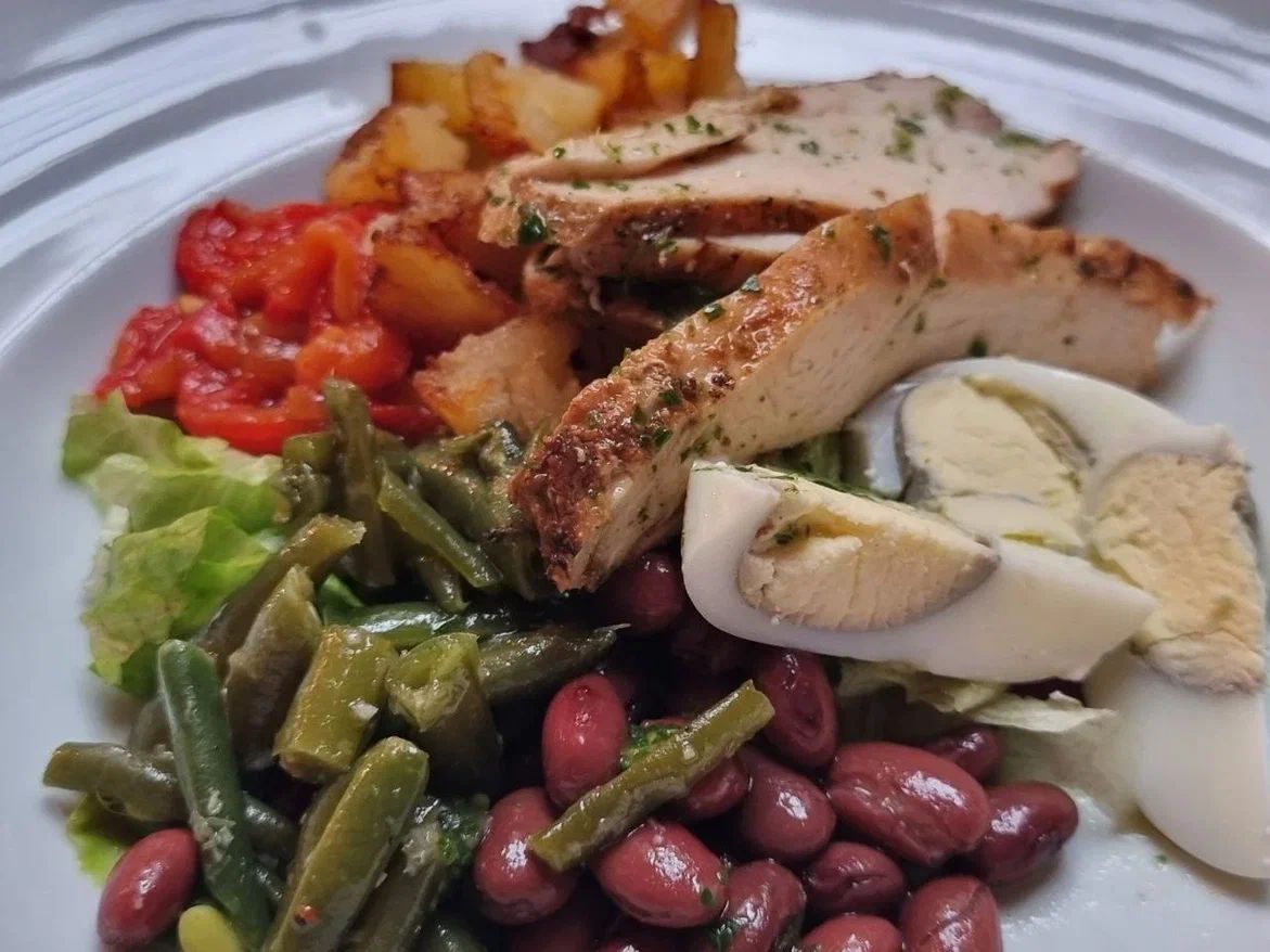 Минюст пересматривает рацион заключенных: больше овощей и мяса, меньше хлеба и соли продукты питания
