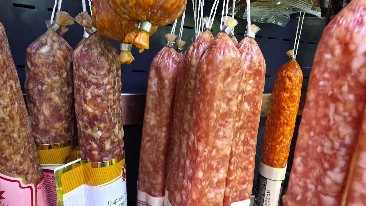 Колбаса — позже: в России началась обязательная маркировка мяса сыровяленая колбаса