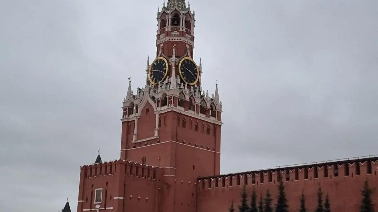 Ровно 30 лет назад Кремлевские куранты впервые исполнили гимн России Красная площадь