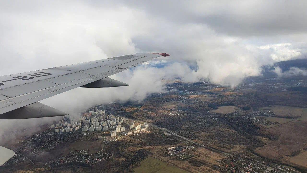 Аэропорт Ярославля ввел ограничения на прием и выпуск самолетов крыло самолета