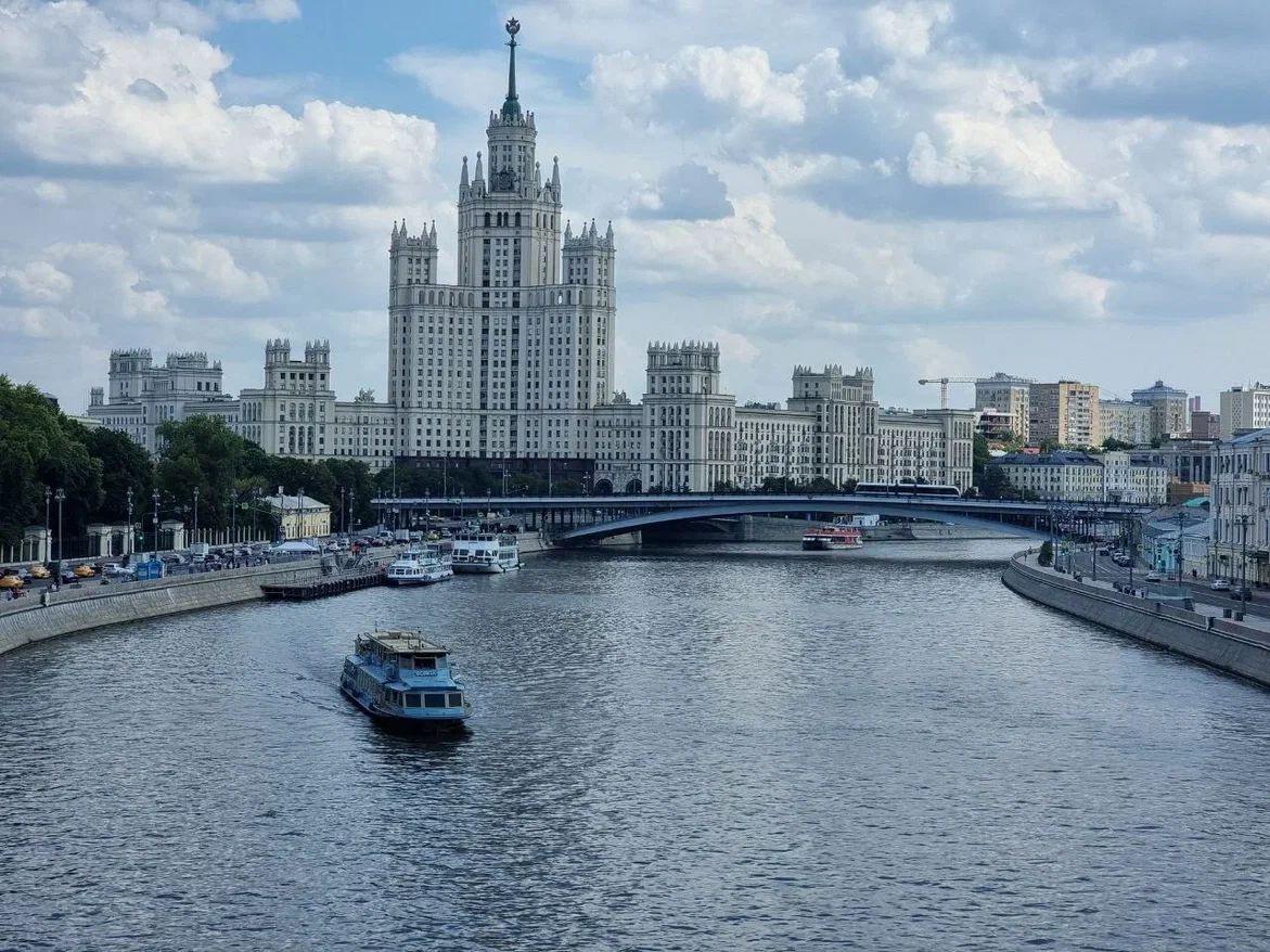 Солнечный понедельник: Москва прогреется до плюс 26 градусов улица Москвы