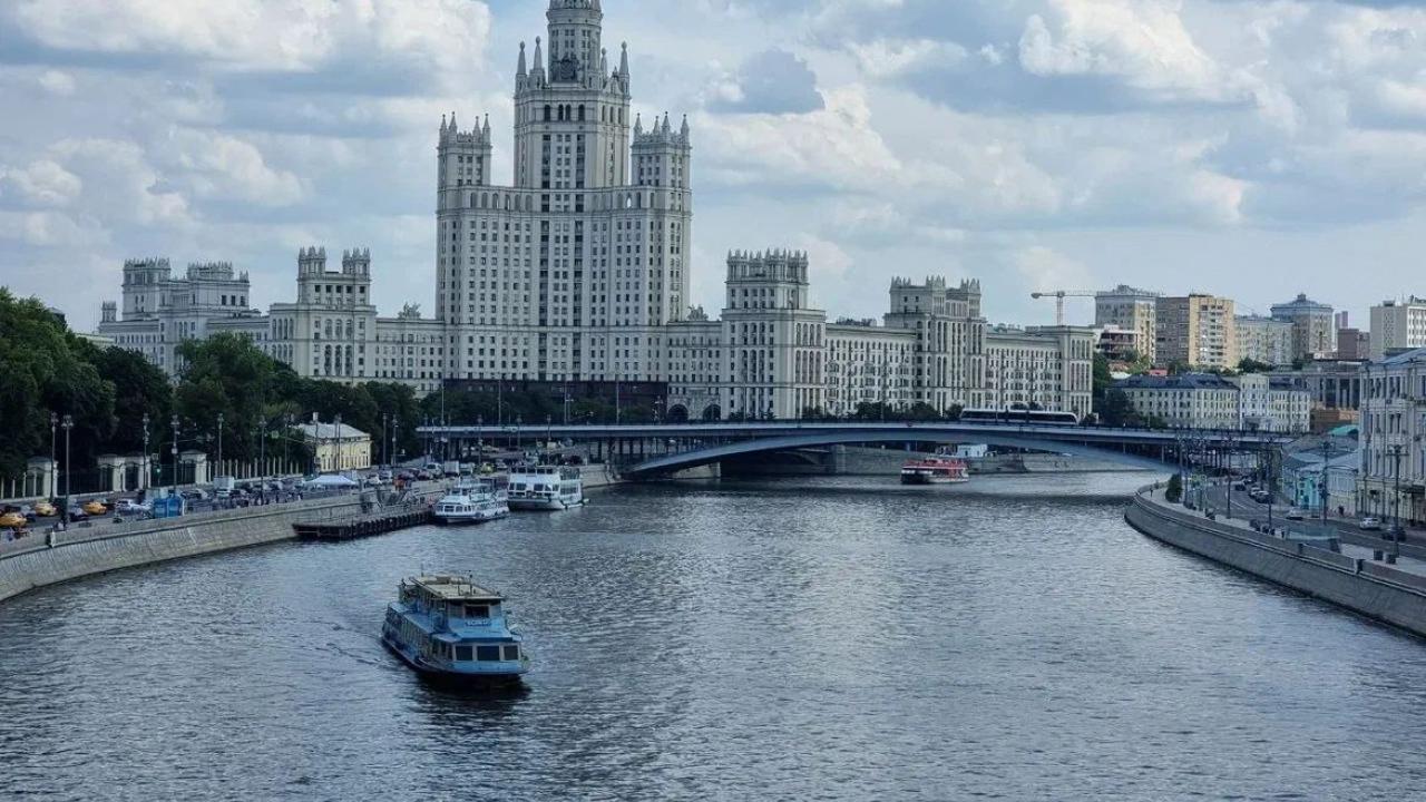 Августовские законы: заморозка счетов уехавших и «гаражная амнистия» улица Москвы