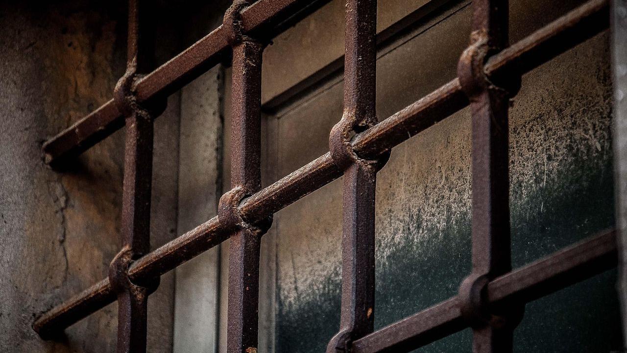 Одиночная камера для обвиняемого в убийстве мальчика в Петербурге: детали дела тюремный изолятор