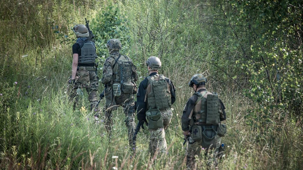 Берлин впервые примет участие в ядерных учениях Франции с обычным оружием военный человек
