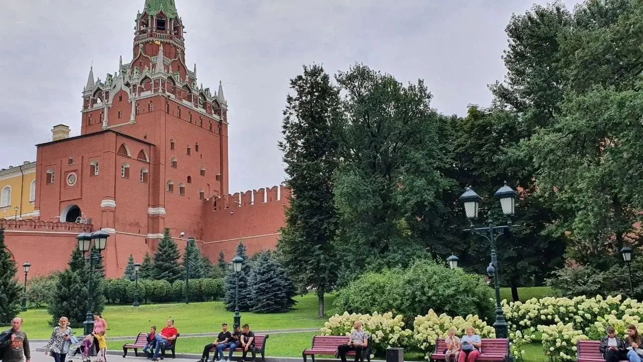 Опубликован пакет законов, ужесточающих правила пребывания трудовых мигрантов в РФ улица Москвы
