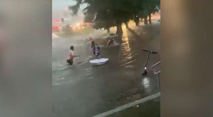 Затопленная улица в Коломне и люди
