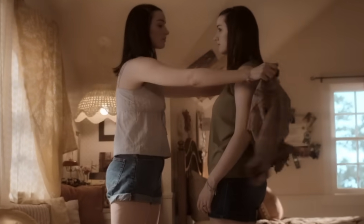 Две сестры-близняшки