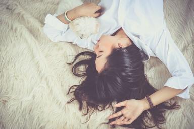 Названы 10 способов, которые помогут избавиться от бессонницы без употребления снотворных