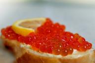 Гражданам предложили запретить перевозку более 10 кг красной икры