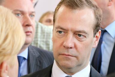 Медведев предлагает ввести в России базовый доход