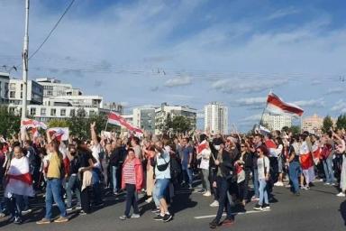 Демонстранты в Минске начали строить баррикады на проезжей части
