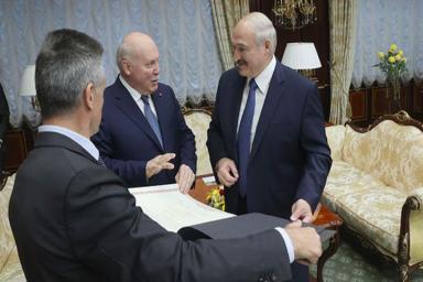 Российский посол подарил Лукашенко старую карту с Белоруссией в составе России