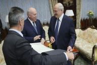 Российский посол подарил Лукашенко старую карту с Белоруссией в составе России