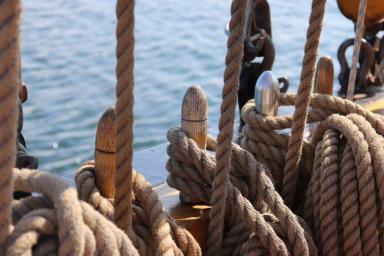 Пираты пригрозили убить трех захваченных в Африке моряков из России