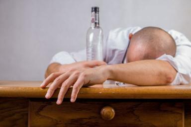 В России каждый четвертый пожилой мужчина оказался зависим от алкоголя