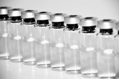 Раскрыта реакция на вакцину от коронавируса у мужчин и женщин