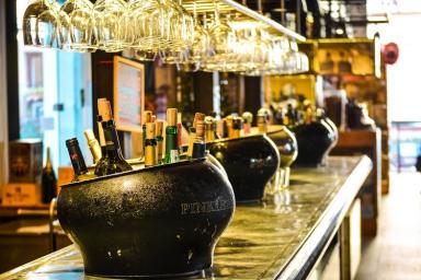 В Бельгии из-за коронавируса вводится запрет на работу баров и ресторанов