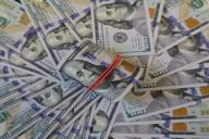 Россиянам установили курс в 100 рублей за доллар