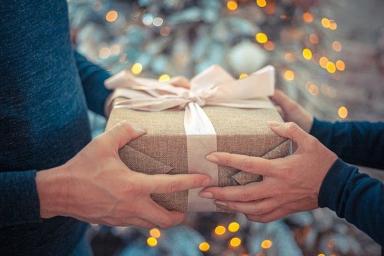 Новый год 2021: какие подарки нельзя дарить суеверному человеку на этот праздник