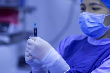 Эксперт оценил возможность чипирования населения через вакцину «Спутник V»
