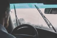 Что делать, если дворники скрипят по стеклу: дельные советы водителям