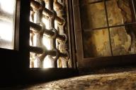 Заключенный из Ростовской области просил прохожих о помощи, забравшись на трубу