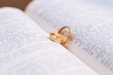 Американский пастор раскрыл тайну свадебных колец: это больше чем украшение