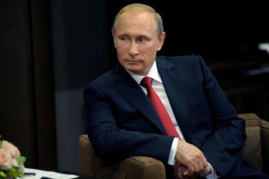 Кремль прокомментировал порванный портрет Путина