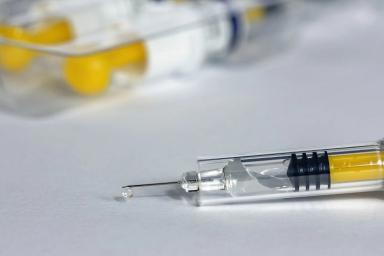 AstraZeneca нарушила сроки доставки вакцины от COVID-19