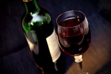 Врач оценил целебные свойства красного вина при коронавирусе