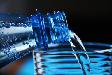 Какую бутилированную воду лучше не пить. Эксперты дали советы по выбору воды в бутылках