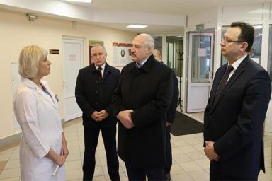 Лукашенко похвалил сотрудницу роддома за несоблюдение рекомендаций ВОЗ