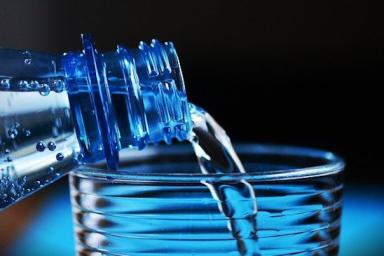 Мужчина ежедневно пил пять литров воды для защиты от COVID-19 и попал в больницу
