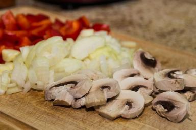 Как приготовить фаршированные грибы с мясом под сырной шапкой? Рецепт не самой банальной закуски
