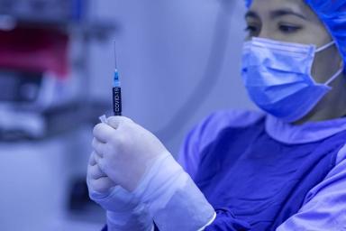 В США медработника госпитализировали после вакцинации от коронавируса